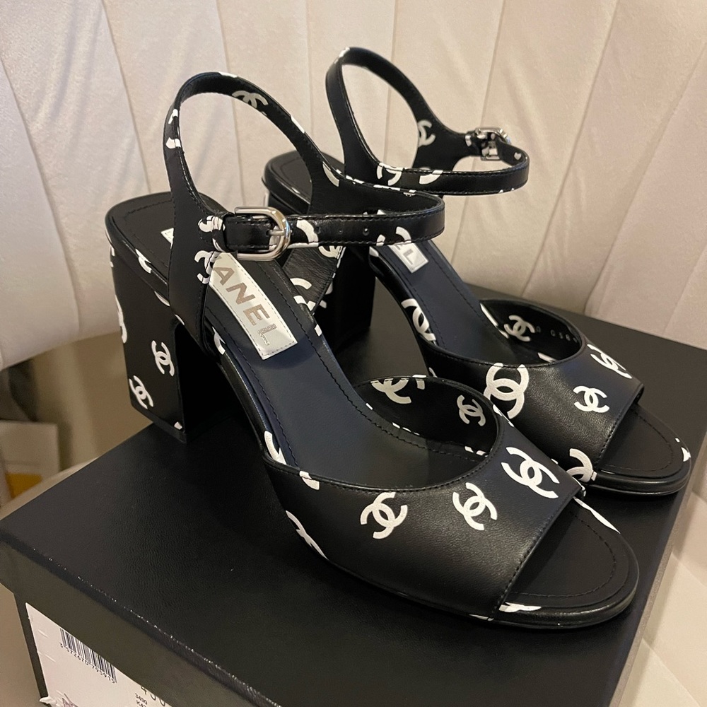 BRAND NEW Chanel 22s Crazy Logo Heels - black and white size 38